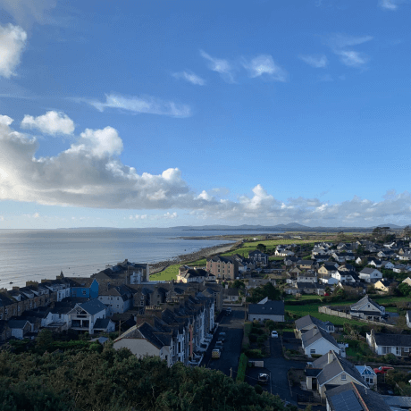 A cidade litorânea de Criccieth, País de Gales, em um dia ensolarado com céu azul