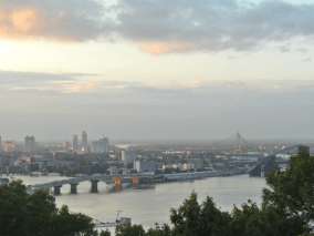 Ponte no rio em dia nublado